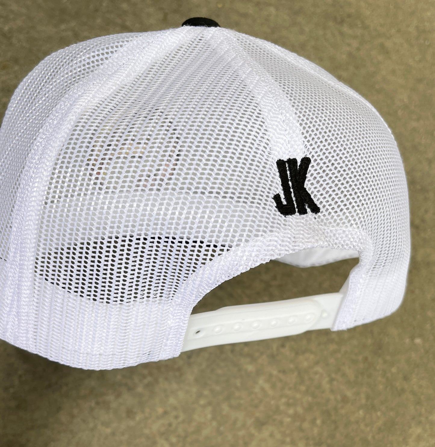 dragon embroidered snapback trucker hat - BLACK